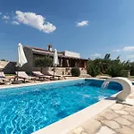 Lovely In Сasa de vacaciones