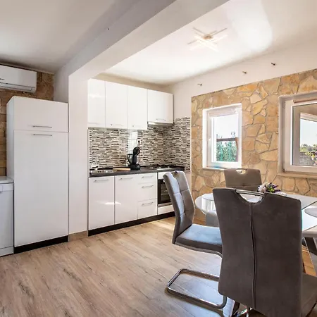 Lovely In Donji Zemunik Semesterbostad Smrdelje