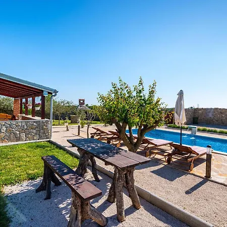 Lovely In Donji Zemunik Semesterbostad Smrdelje