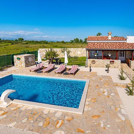 Lovely In Donji Zemunik *