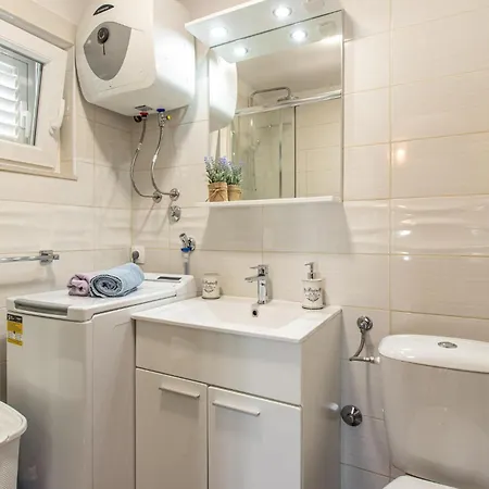 Lovely In Donji Zemunik Semesterbostad Smrdelje