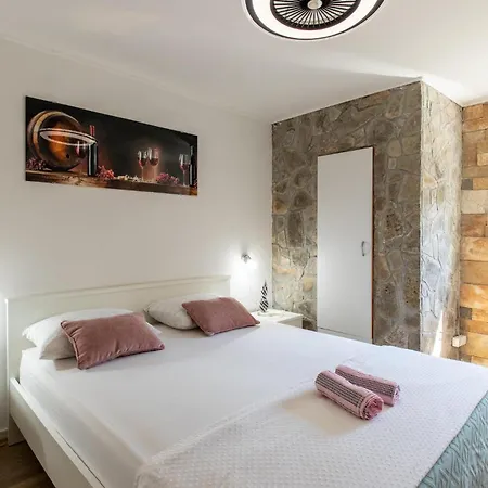 Lovely In Donji Zemunik * Smrdelje