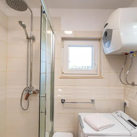 Lovely In Donji Zemunik Smrdelje