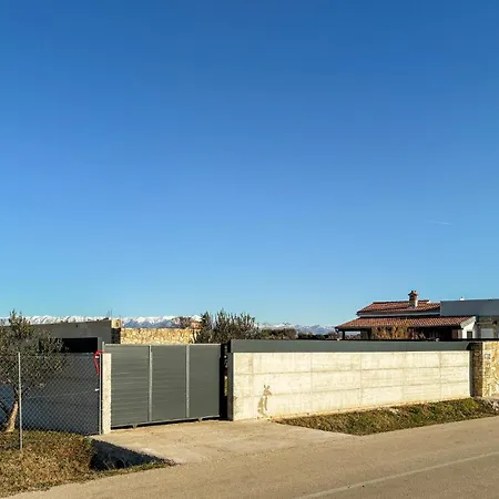 Lovely In Donji Zemunik