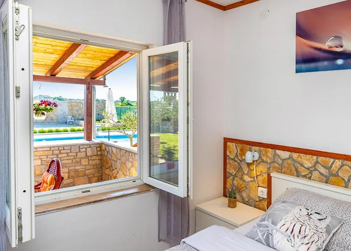 Lovely In * Donji Zemunik